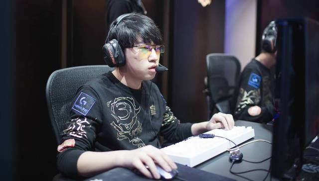 赛球员上场 赛球员上场