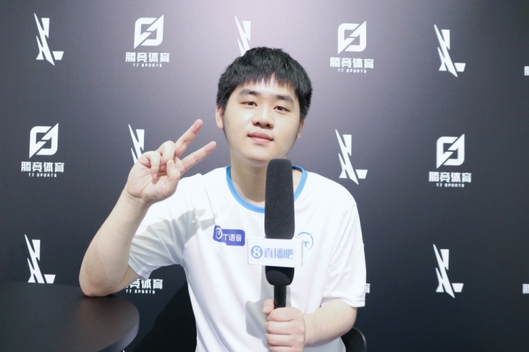 他在赛后采 他在赛后采